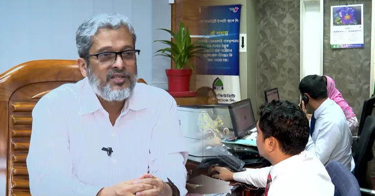 বাংলাদেশ ব্যাংকের মুখপাত্র আরিফ হোসেন খান; একটি ব্যাংকের ছবি